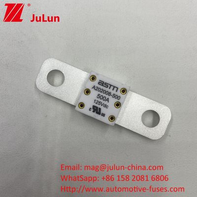 ASTM 250A 125V Fuse Keramik Berwarna Putih Di Baterai Mobil