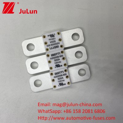 ASTM 250A 125V Fuse Keramik Berwarna Putih Di Baterai Mobil