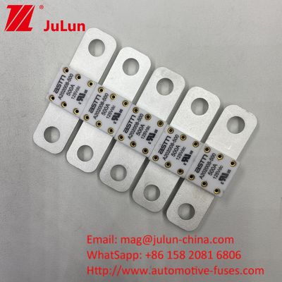 ASTM 250A 125V Fuse Keramik Berwarna Putih Di Baterai Mobil