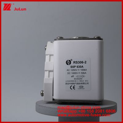 RS306-2 S5P 630A Traksi Kendaraan Listrik Kuadrat Fuse Karemik EV Atau HEV Traksi Kendaraan Listrik DC Untuk EV HEV AC1250V 100KA DC1000V 50KA AR