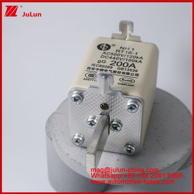 NH1 RT16-1 200A AC500V 120KA DC 440V 100KA Otomotif Keramik Auto Fuse Blade Mount Untuk EV / HEV Kendaraan Ukuran Kecil Perlindungan Sirkuit Singkat Listrik Berrenom Tinggi