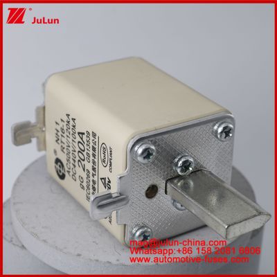 NH1 RT16-1 200A AC500V 120KA DC 440V 100KA Otomotif Keramik Auto Fuse Blade Mount Untuk EV / HEV Kendaraan Ukuran Kecil Perlindungan Sirkuit Singkat Listrik Berrenom Tinggi