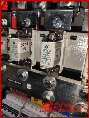 600A DC80V Blade Fuse Caremic RT302-00 25KA GG Untuk Kendaraan EV / HEV Kinerja DC yang sangat baik
