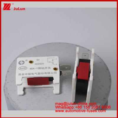 WDK-Y 5A 250V Micro Switch Mobil Mount Fuse Untuk EV / HEV Kendaraan Khusus Dirancang Fuse Base Untuk Kendaraan Situasi