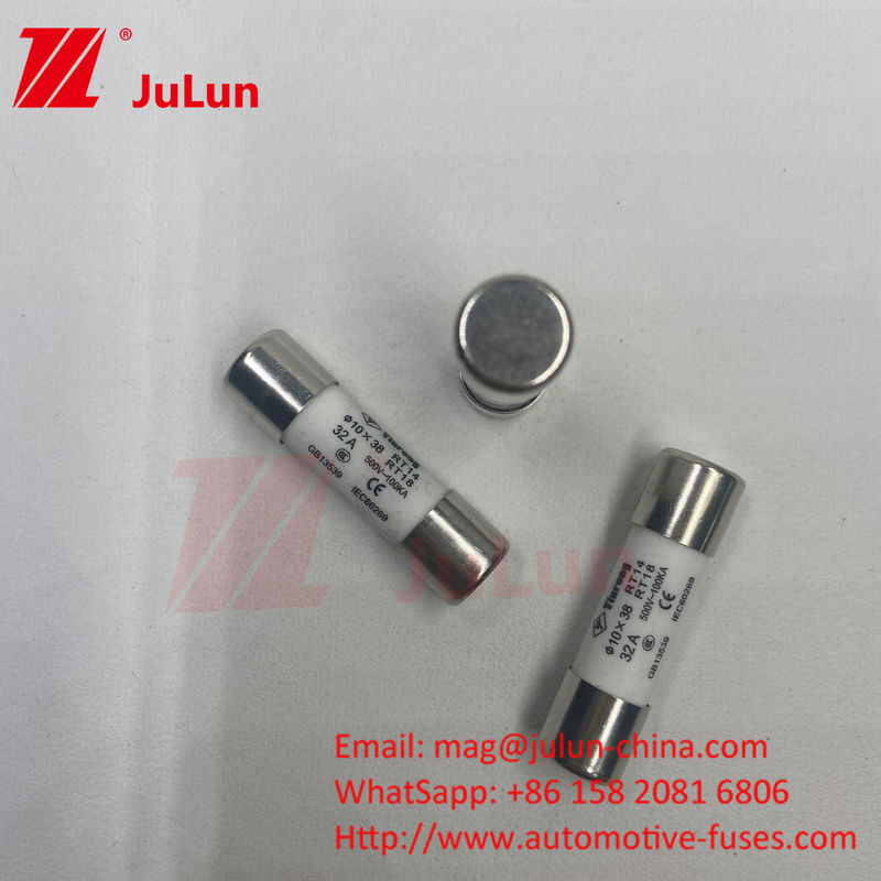10*38mm FUSE 15A 690VDC Panel Mount Solar PV Fuse Untuk Perlindungan String PV yang Kuat