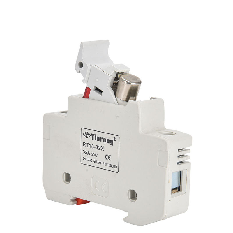 PV 1500V 32A Fuse Silinder Keramik Dengan Kapasitas Patah Tinggi Pemegang Fuse Untuk Tegangan Rendah Memenuhi Standar Keamanan IEC