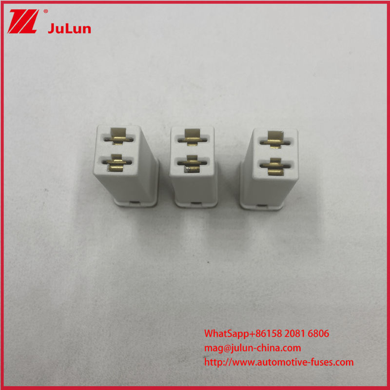 Kendaraan 32VDC pemutus sirkuit Mobil mini Fuse 25A 32V Terminal Wanita Square Plug-In Fuse Link Untuk Kendaraan Mobil 0495025.ZXA